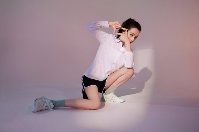 29岁迪丽热巴穿运动装搭高马尾 甜笑活力满满