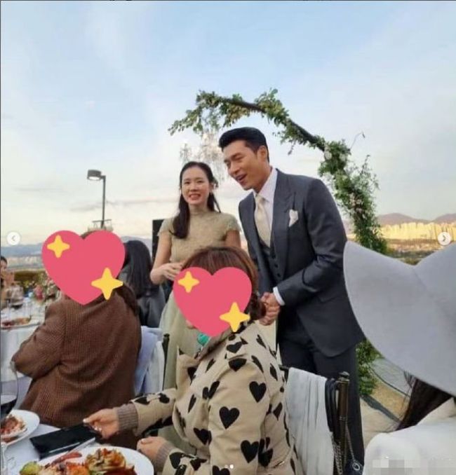 玄彬孙艺珍婚礼晚宴新图曝光 招待宾客亲切打招呼