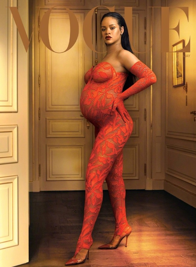 辣妈登封！蕾哈娜挺8月孕肚拍杂志气场全开