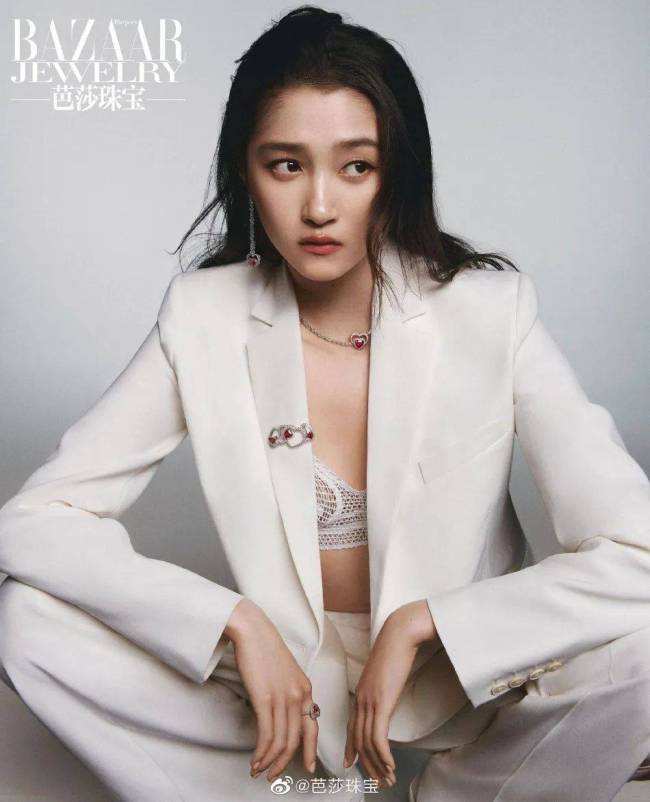 鹿晗真幸福！24岁关晓彤新写真罕见大秀事业线！