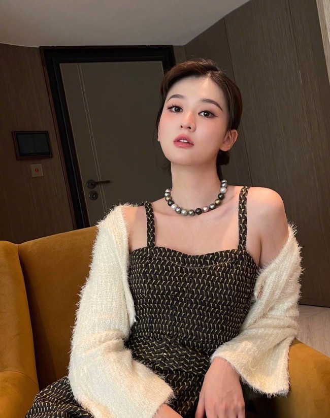 乔欣穿性感吊带裙搭针织衫 娇艳动人