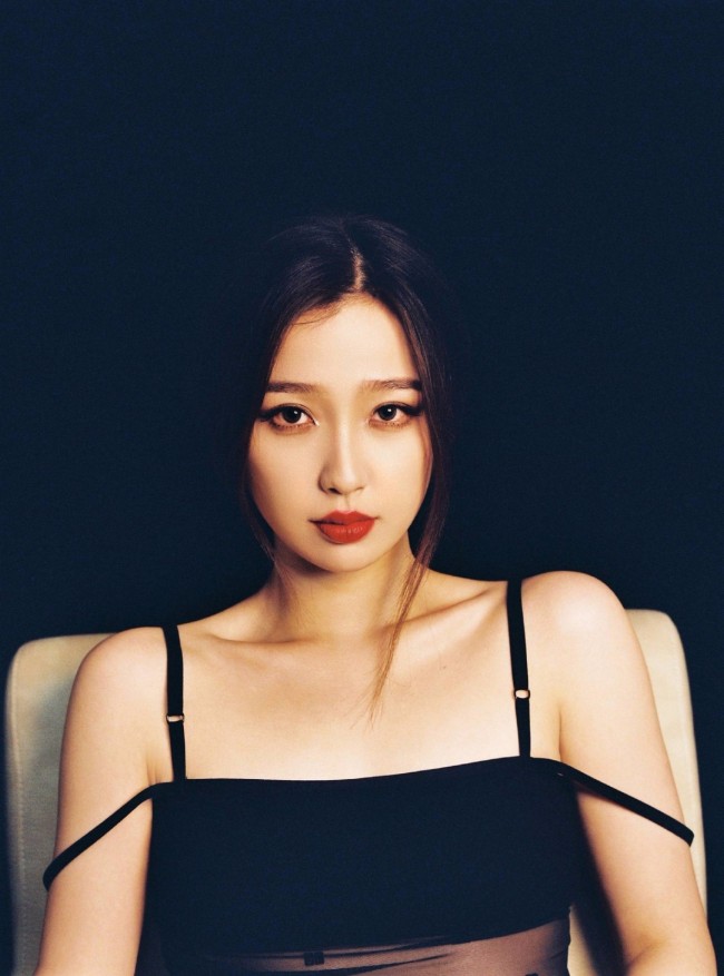 虞书欣拍辣妹风写真 性感妩媚