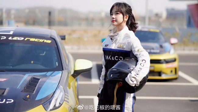 王冰冰穿赛车服 束高马尾抱头盔又甜又酷