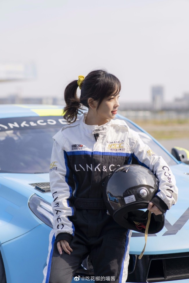 王冰冰穿赛车服 束高马尾抱头盔又甜又酷