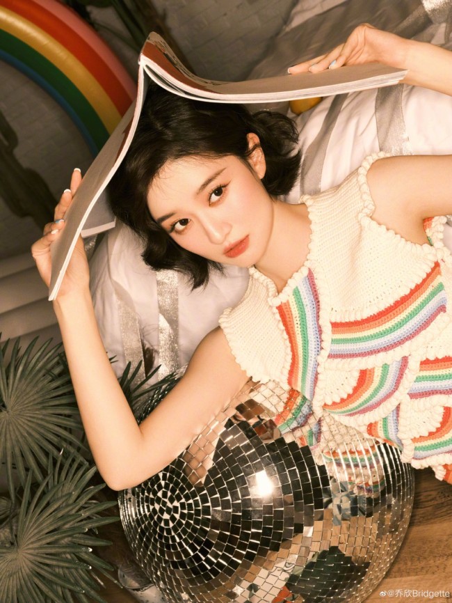 乔欣换短卷发变复古女郎 头顶书本俏皮灵动