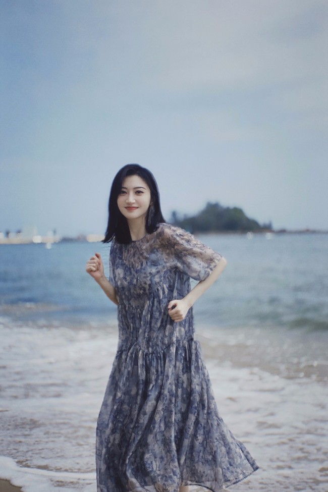 景甜海边美照曝光 穿碎花纱裙回眸气质清冷