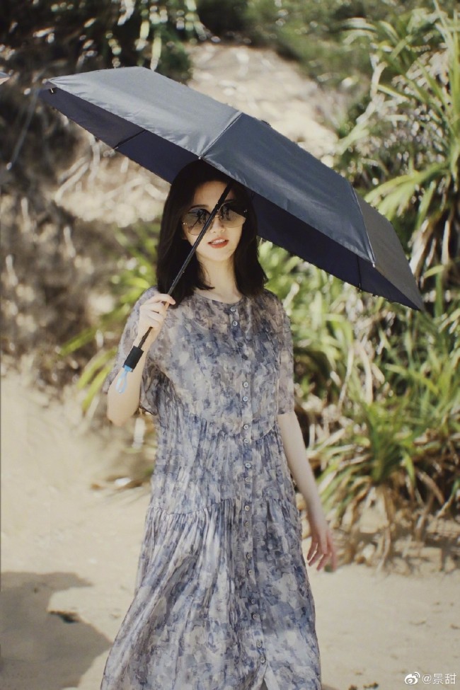景甜海边美照曝光 穿碎花纱裙回眸气质清冷