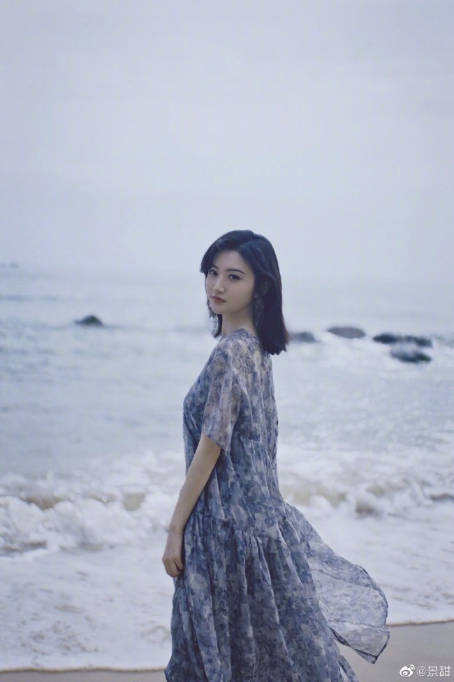 景甜海边美照曝光 穿碎花纱裙回眸气质清冷