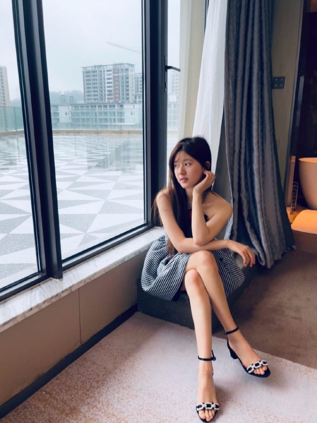 赵露思穿格纹裙露香肩美腿 笑容温柔迷人