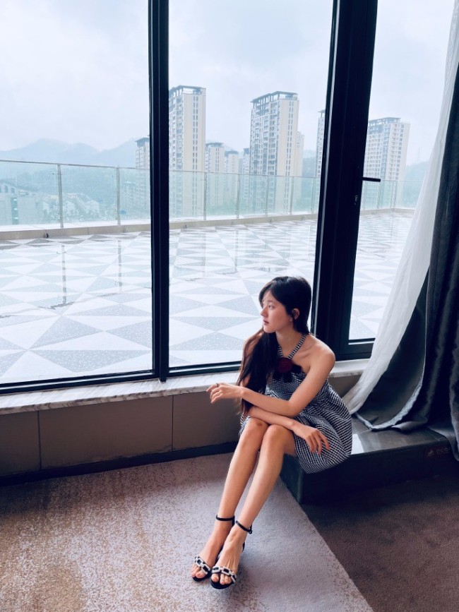 赵露思穿格纹裙露香肩美腿 笑容温柔迷人