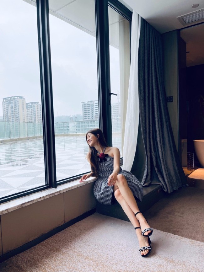 赵露思穿格纹裙露香肩美腿 笑容温柔迷人