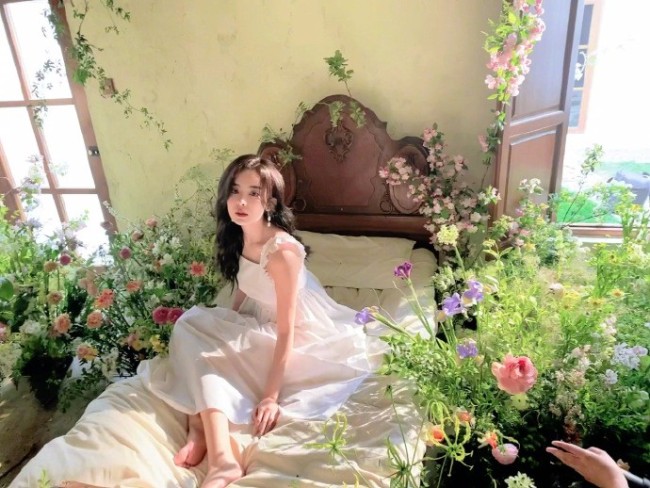 娜扎晒花仙子造型写真 穿白色长裙甜美可人