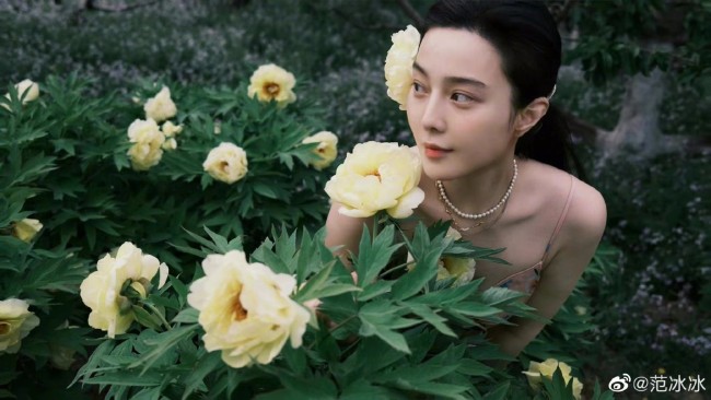 范冰冰新照曝光 与妈妈同框气质依旧好绝