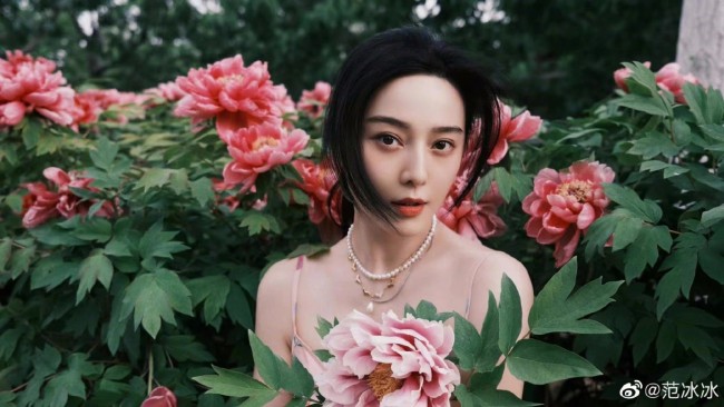 范冰冰新照曝光 与妈妈同框气质依旧好绝