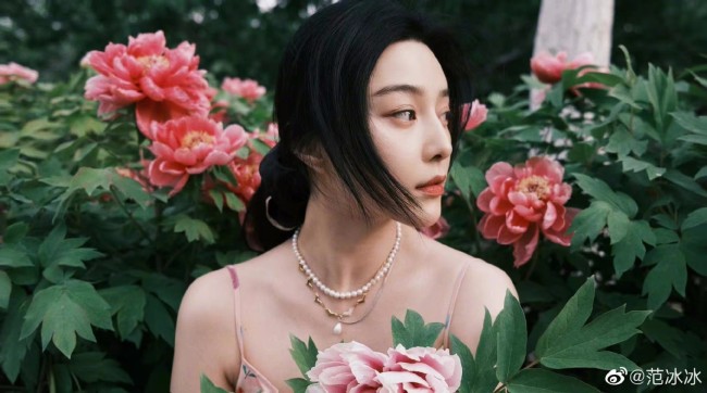 范冰冰新照曝光 与妈妈同框气质依旧好绝