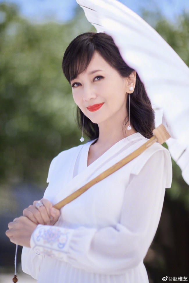 68岁赵雅芝穿白裙优雅迷人 撑油纸伞漫步桥上