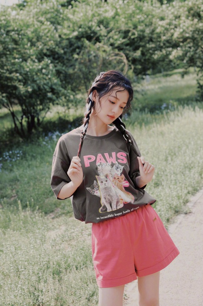 李沁变身夏日元气少女 笑容甜美穿搭好亮眼