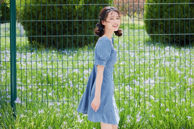 李沁变身夏日元气少女 笑容甜美穿搭好亮眼