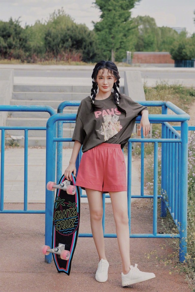 李沁变身夏日元气少女 笑容甜美穿搭好亮眼