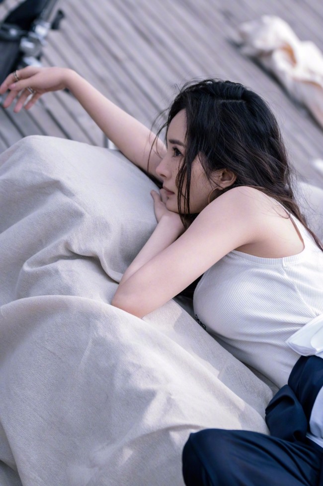 杨幂性感慵懒新照曝光 贴身吊带秀傲人身材 