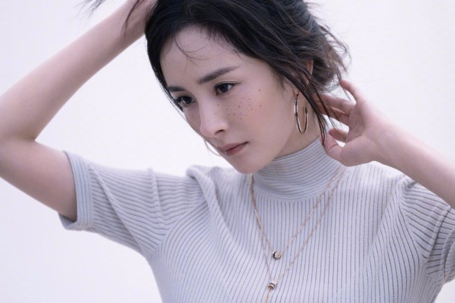 杨幂性感慵懒新照曝光 贴身吊带秀傲人身材 