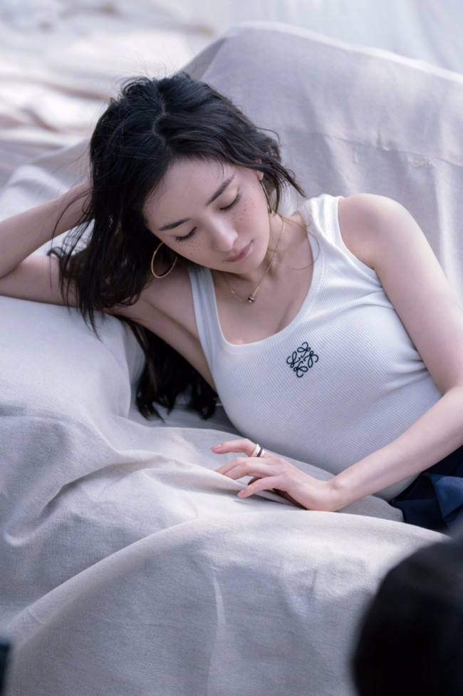 杨幂性感慵懒新照曝光 贴身吊带秀傲人身材 