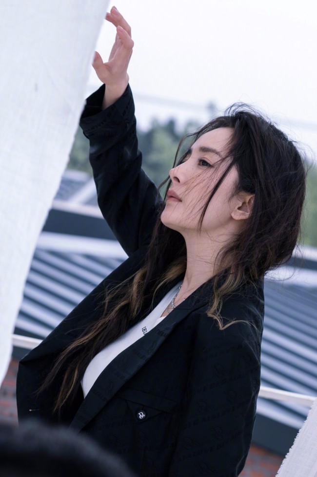 杨幂性感慵懒新照曝光 贴身吊带秀傲人身材 