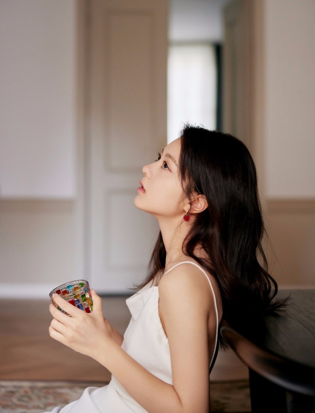 长大啦！赵今麦吊带裙秀美背 赤脚上楼又纯又欲