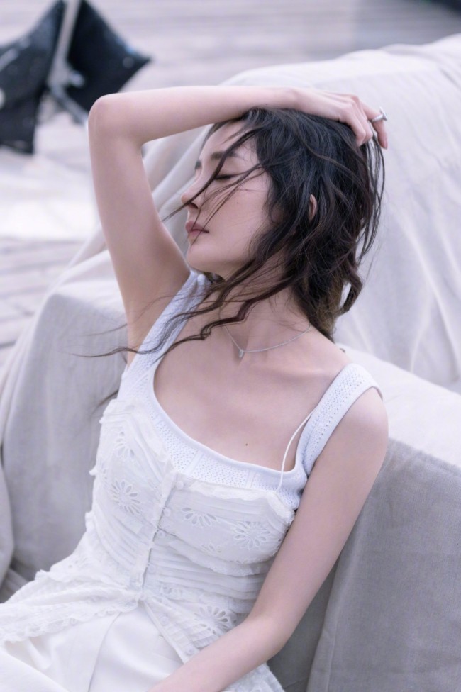 杨幂性感慵懒新照曝光 贴身吊带秀傲人身材 