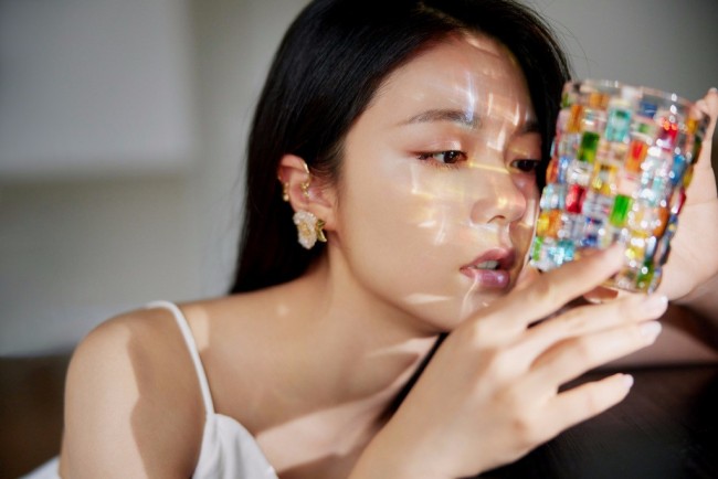 长大啦！赵今麦吊带裙秀美背 赤脚上楼又纯又欲