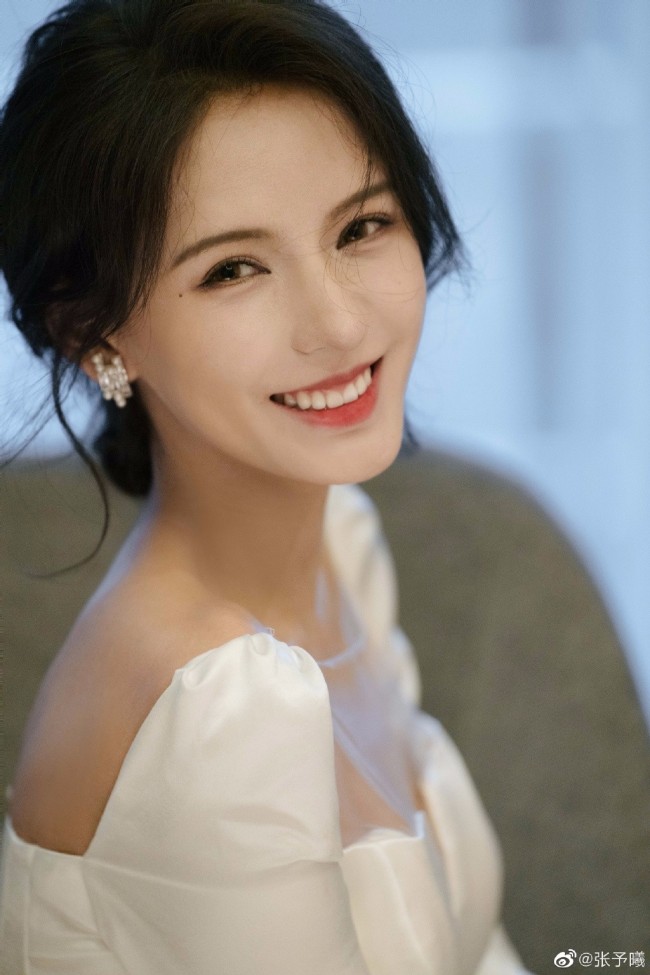 张予曦穿方领白裙优雅似公主 笑容灿烂甜美