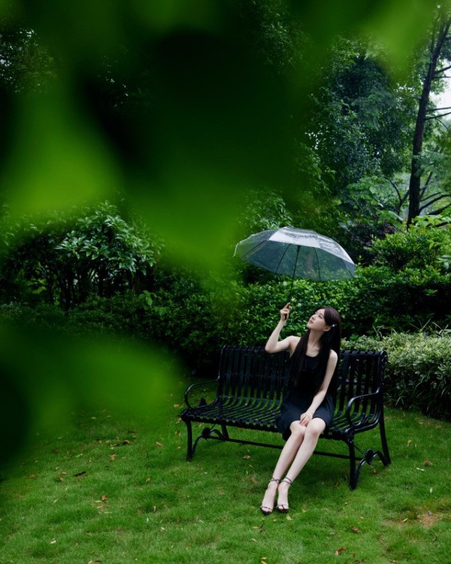 赵露思雨后江南大片释出 在林间撑伞好清新