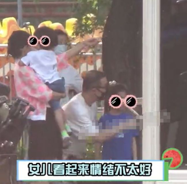 汪峰章子怡带儿女游玩 陪孩子玩耍画面温馨十足