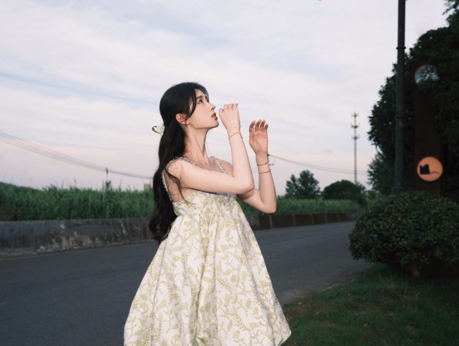鞠婧祎青草味夏日写真 穿吊带裙露白嫩肌肤