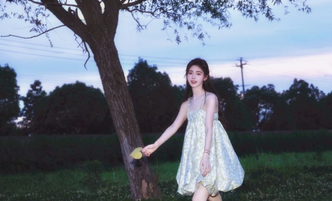 鞠婧祎青草味夏日写真 穿吊带裙露白嫩肌肤