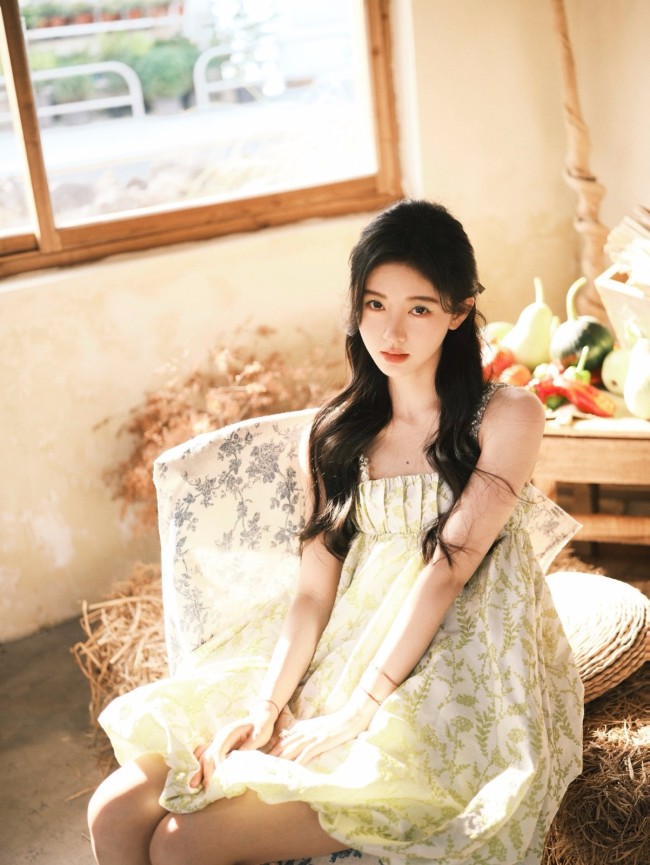 鞠婧祎青草味夏日写真 穿吊带裙露白嫩肌肤