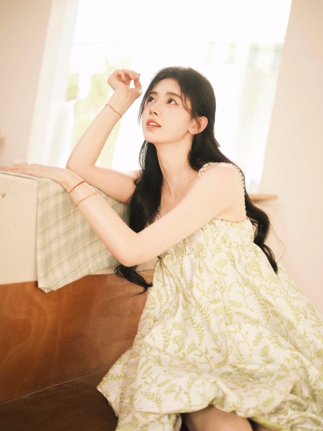 鞠婧祎青草味夏日写真 穿吊带裙露白嫩肌肤