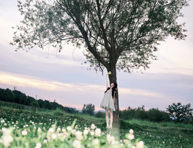 鞠婧祎青草味夏日写真 穿吊带裙露白嫩肌肤