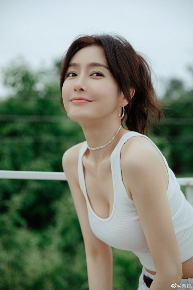 42岁秦岚晒夏日户外照 穿白背心大方秀身材