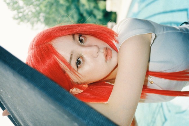 欧阳娜娜杂志花絮照释出 超个性红发好吸睛