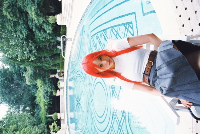 欧阳娜娜杂志花絮照释出 超个性红发好吸睛