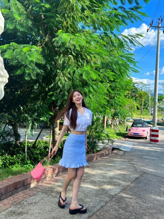 赵露思分享生活美照 笑容灿烂美腿纤细