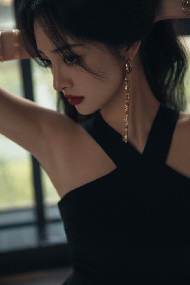 周洁琼穿黑色挂脖裙好惊艳 涂红唇欧美感强