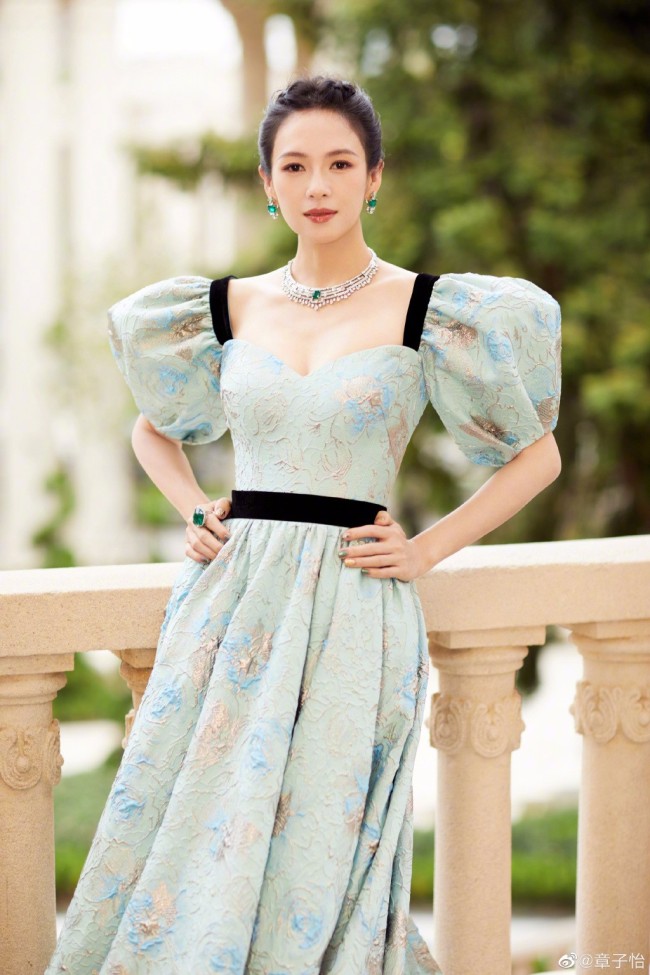 章子怡珠宝写真端庄矜贵 蓝色碎花礼服添彩