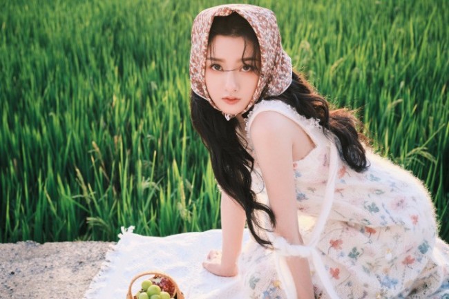 宋祖儿久违营业晒写真 戴头巾笑容甜美治愈