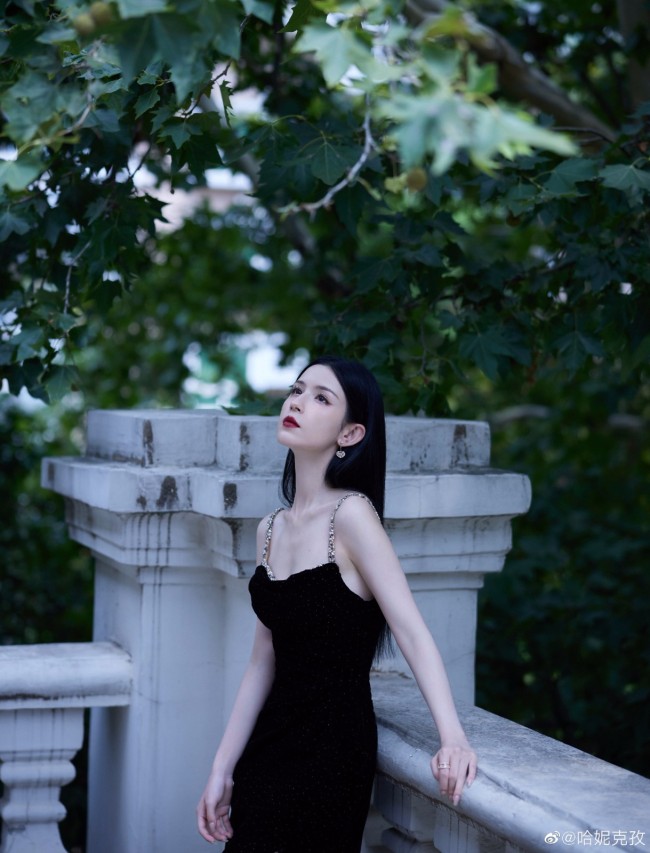 哈妮克孜黑长直造型 穿紧身黑裙秀好身材