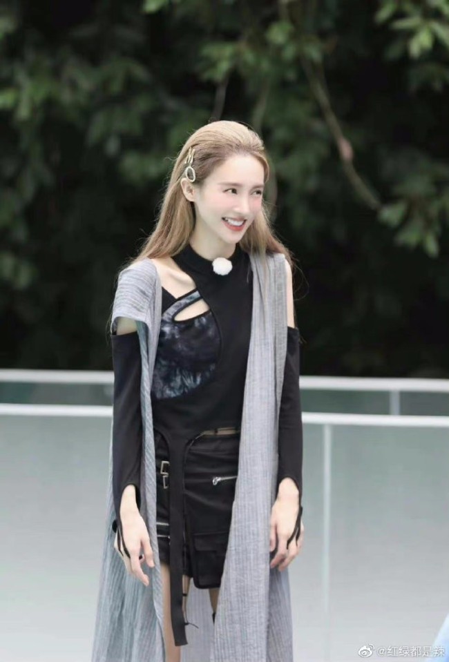 金晨近照曝光 金发搭黑色工装美又飒