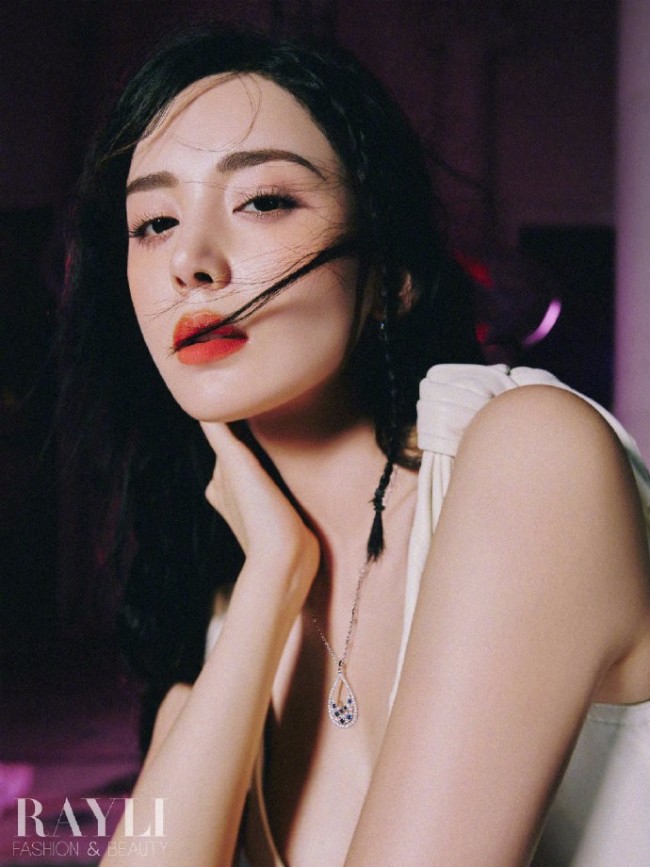 娜扎杂志封面流光溢彩 穿吊带尽显好身材