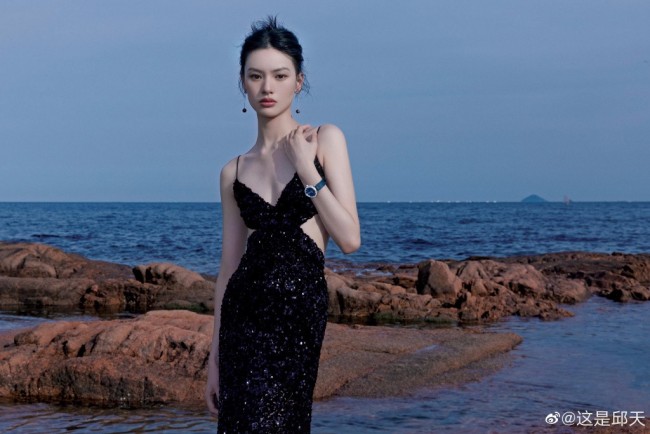 邱天一袭黑色吊带裙如美人鱼 生图被赞太美