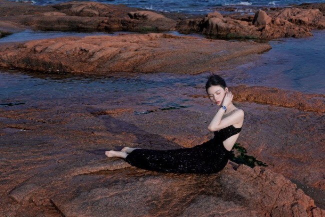 邱天一袭黑色吊带裙如美人鱼 生图被赞太美